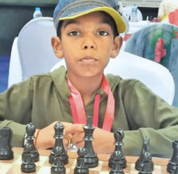 Chenitha and Thehas under 10 winner and runner up of Commonwealth Chess Championship