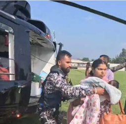 06 infants and mothers evacuated from Chilaw to Puttalam by SLAF helicopter